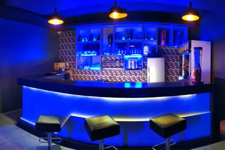 Heroes Hotel Отели в г. Cluring