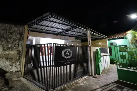 Adaro Homestay Malioboro Отели в г. Tegalrejo