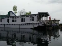 Shiraz Deluxe Houseboat Hotels in 