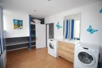 Santorini - Design Apartment in the Heart of Fere Hotels in Coucy-le-Chateau-Auffrique