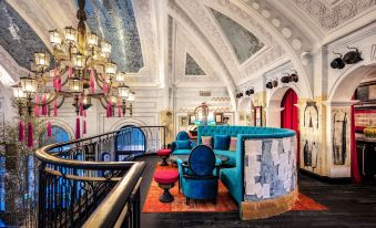 2. Hotel de..