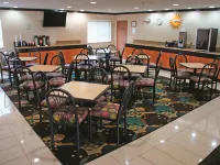 La Quinta Inn & Suites by Wyndham Peru Starved Rock St Park - parking