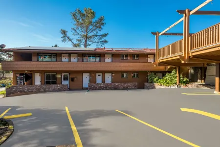 คลาเรียนคอลเลกชั่น คาร์เมลโอ๊คส์ อินน์