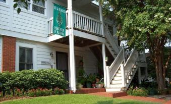 Red Bluff Cottage Bed & Breakfast - Housity