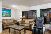 Howard Johnson by Wyndham Wichita Airport - Pet friendly