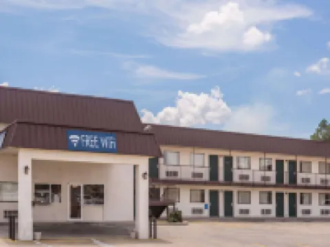 トラベロッジ バイ ウィンダム コーディール コーディールのホテル