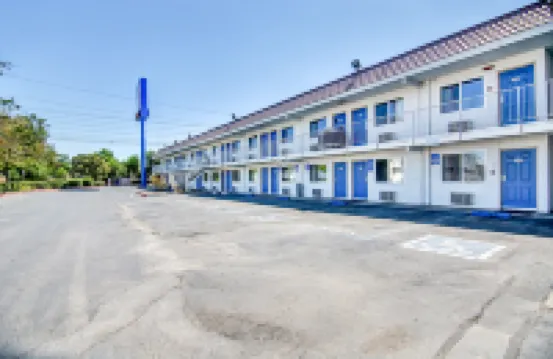Motel 6 Stockton, CA - Charter Way West Các khách sạn ở Stockton
