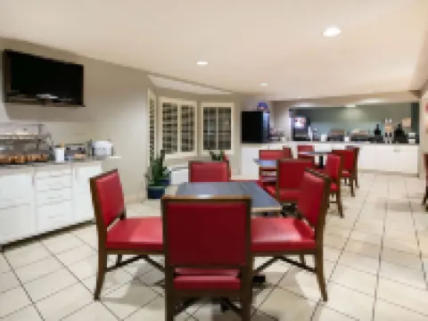 เบย์มอนท์ อินน์ แอนด์ สวีทส์ บาย วินด์แฮม บราเซลตัน โรงแรมในBraselton