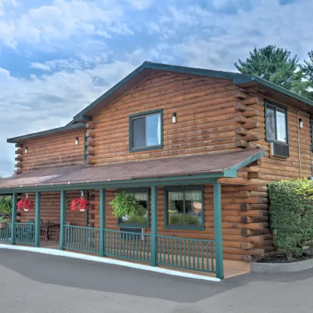 Super 8 by Wyndham Lake George/Warrensburg Area Отели рядом с достопримечательностью «Озеро Лейк-Джордж»