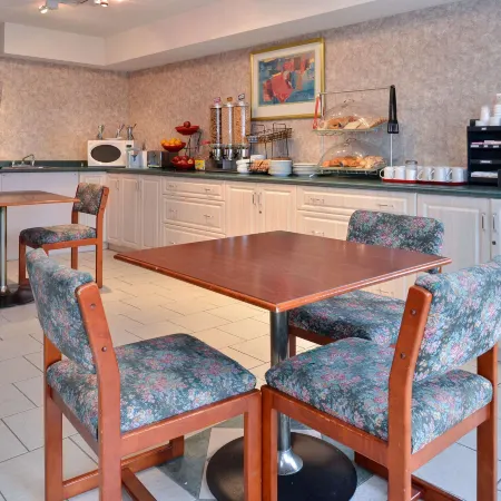Lexington Inn & Suites-Windsor