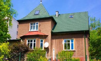 Domek na Wzgorzu - Housity
