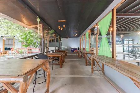 Urbanview Hotel Tropical Ketapang by RedDoorz Отели в г. Kantor