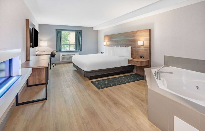 Super 8 by Wyndham Cornwall on