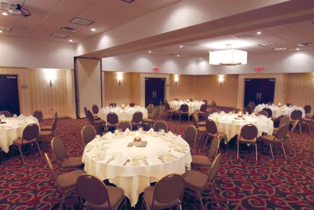 Holiday Inn Columbus Dwtn-Capitol Square Отели рядом с достопримечательностью «Vue Columbus»