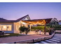 Kyriad Lyon Est - Bron Eurexpo le Cottage Отели рядом с достопримечательностью «Mairie de Bron»