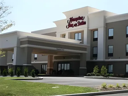 Hampton Inn & Suites New Castle Отели рядом с достопримечательностью «TwentySix Bar and Grill»