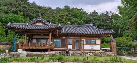 Gurye Sosandang Pension (Hanok) Отели рядом с достопримечательностью «Hwaeomsa»