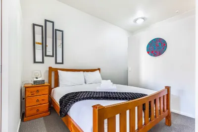 1Br Haven with Balcony & Parking Hotels in Grey Lynn