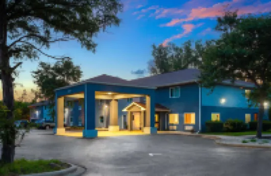 Super 8 by Wyndham McHenry/Fox Lake Area