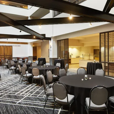 Hilton Charlotte Airport Отели рядом с достопримечательностью «Библиотека Билли Грэма»