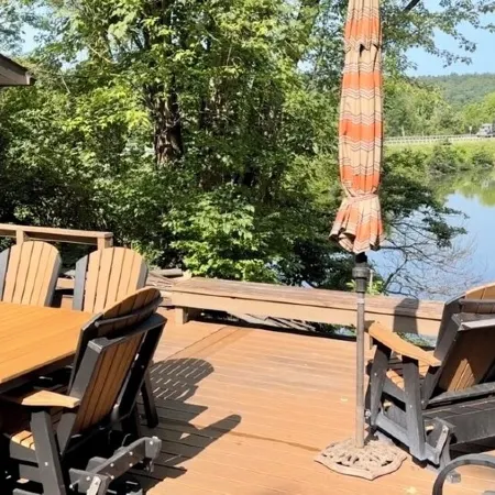 Cozy 3-bed lakefront home with deck & fireplace Отели в г. Гаррисон