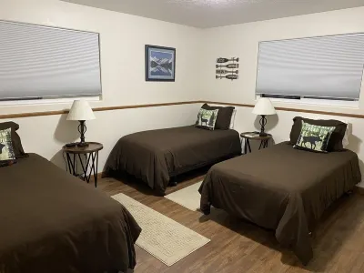 2 bedroom, 1 bath, quiet lodge close to town with forest views!
