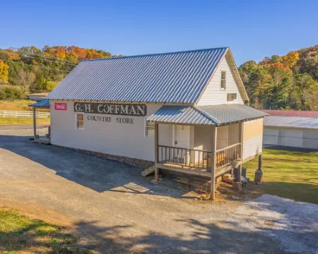 Loft at the Country Store! Unique Southern Stay! 1bed, 1bath Hotels in Grainger County