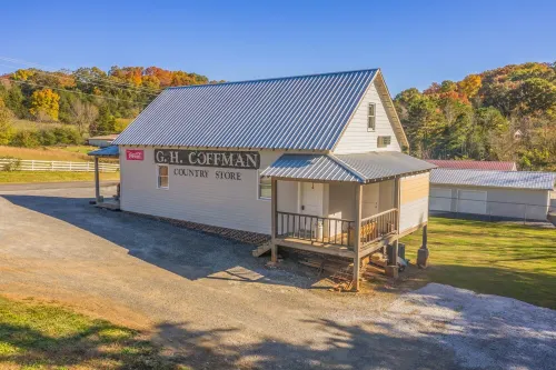 Loft at the Country Store! Unique Southern Stay! 1bed, 1bath