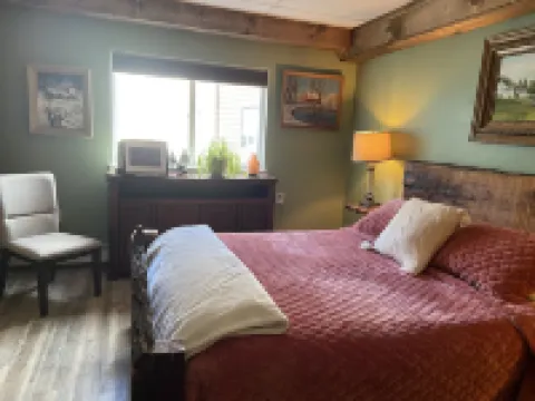 Spacious & equipped 1 bedroom in historical Carriage House + Deck  & BBQ and W/D