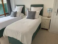 Peaceful hideaway with scenic views. Hot-tub & dog-friendly walled garden