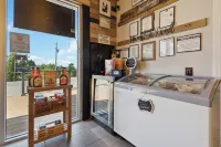 Welcome to Rustic SMAK SHAK – Your Forest View Getaway!