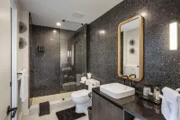 Luxury Condo w/ Lake View -Walk to Rainey & Lake, Pool, Gym, King Bed, Nespresso