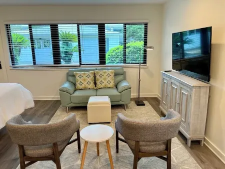 Newly remodeled, heart of Seagrove Beach, 100 yards to beach!