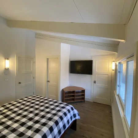 6 Guest 3Br, 2 BA Stratton Condo with Fireplace and Forest Views.