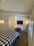 8 Guest 3BR, 2 BA Stratton Condo with Fireplace and forest views.