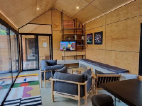 Superb 3 bedroom villa overlooking dam and close to lake. 曼斯菲爾德酒店