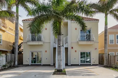 Just steps from the beach- Breezy Beach condo 住宿飯店