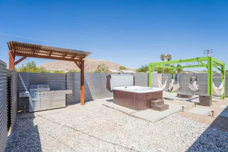 New Listing! Outdoor Grill~Hammocks~Firepit