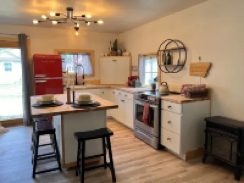 Downtown Bozeman Bungalow, pet friendly with private fenced yard