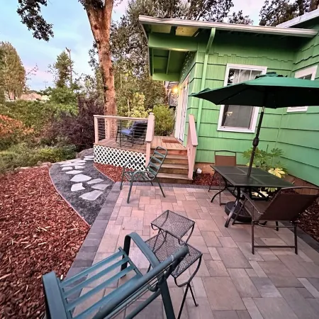The Shamrock Creekside Cottage- ONE BLOCK FROM DOWNTOWN & on the CREEK!