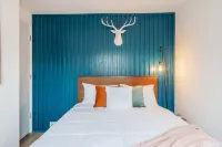 Retro Retreat: renovated 2BR, desk, no chore list!