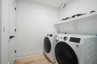 Urban Oasis DT Apartment Loft l Gym+Rooftop+Parking! Sleeps 4