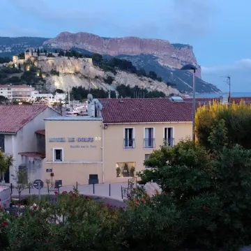 Cassis calanques apartment la rade, behind the port, nice view and parking