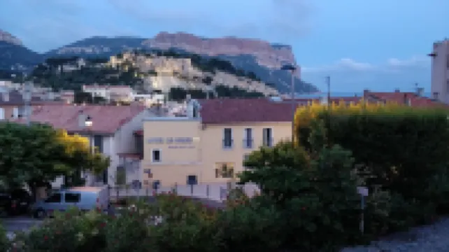 Cassis calanques apartment la rade, behind the port, nice view and parking