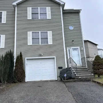 Beautiful two-story home close to downtown worcester 5beds-4bedroom