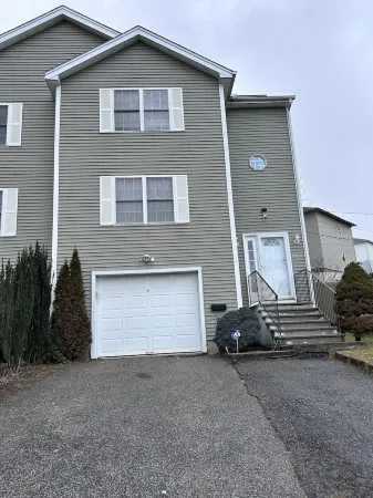 Beautiful two-story home close to downtown worcester 5beds-4bedroom Отели рядом с достопримечательностью «Worcester Market Building»