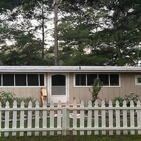 Charming modern cottage, in Crawfordville with extra parking for your boat.