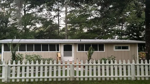 Charming modern cottage, in Crawfordville with extra parking for your boat.
