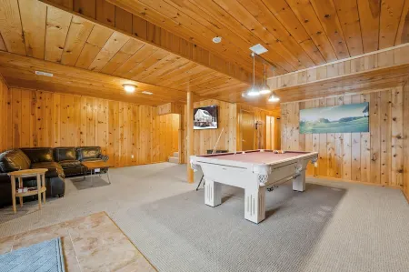 Mountain Cabin overlooking Boyne near Nubs W/ Hot Tub