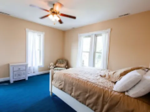 Atv-snowmobile Trail, Close to Marquette, Parking, 9 bedrooms, sleeps 18 People. Hotels in Ishpeming